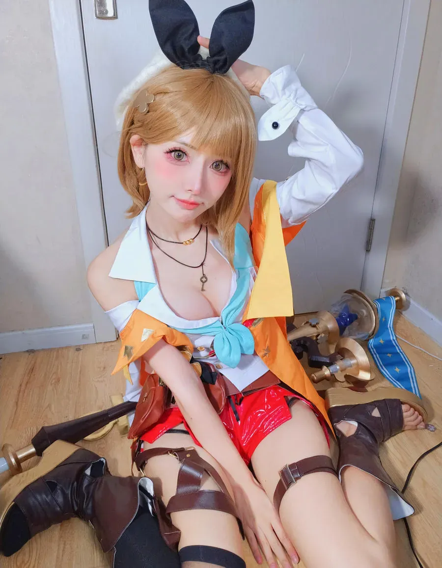 花铃身穿橙红拼色冒险者服装席地坐姿俯视构图