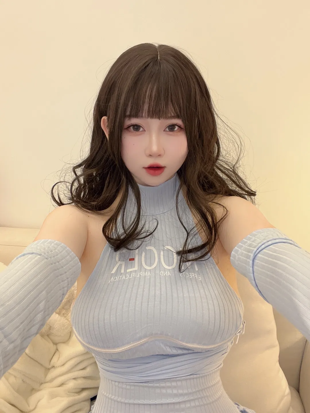 是依酱吖cosplay角色风格作品整理 浅色上衣搭配长发刘海造型的角色风格照片