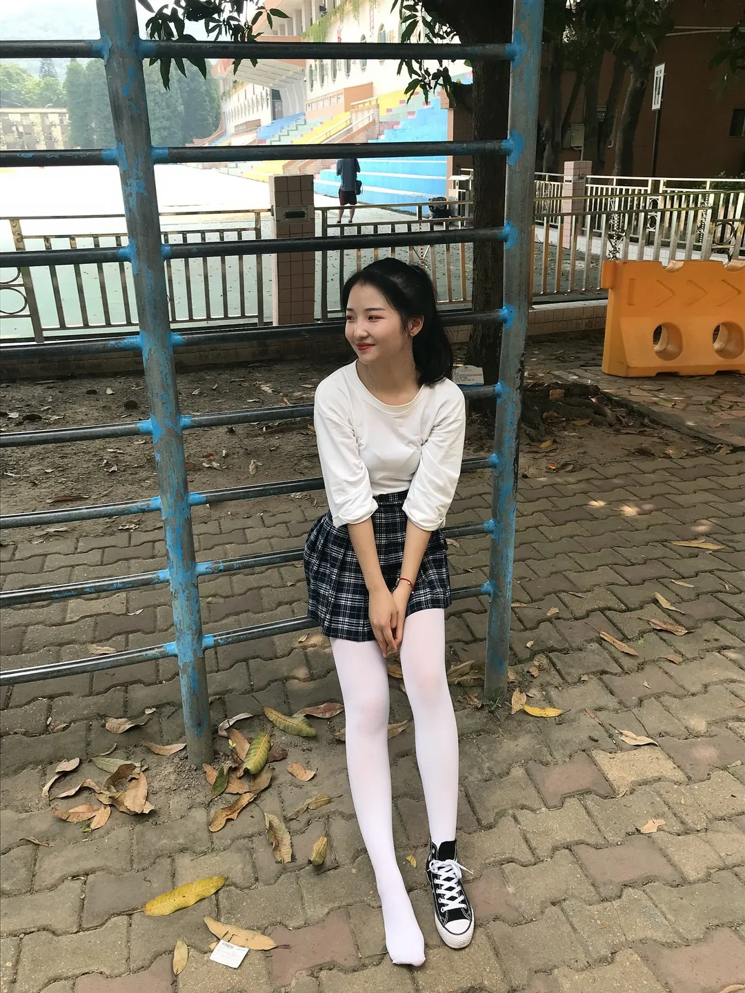 最爱帆布鞋 cosplay 生活风格作品参考 白色上衣格纹裙搭配帆布鞋的室外休闲造型