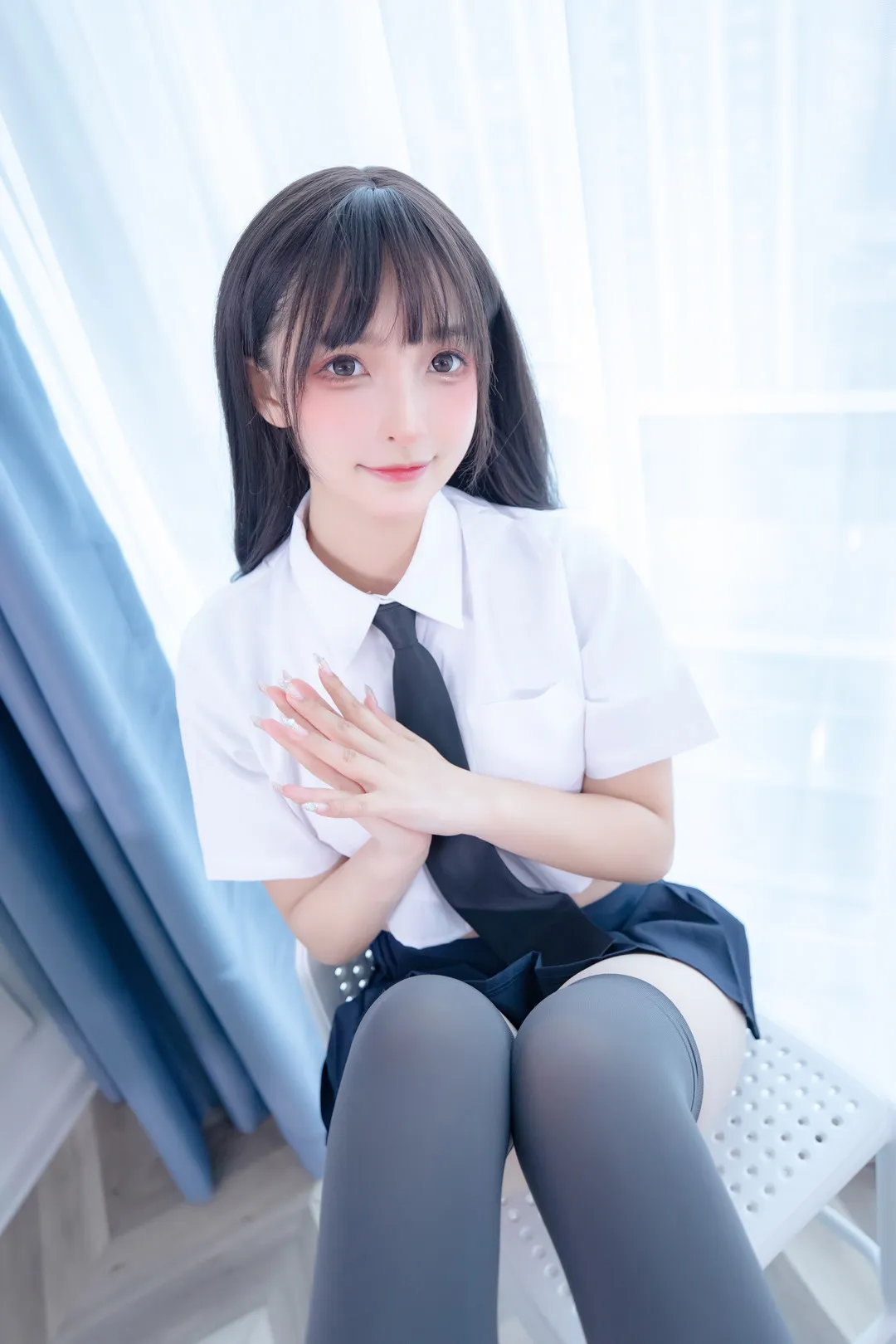 室内暖调女仆装半身展示