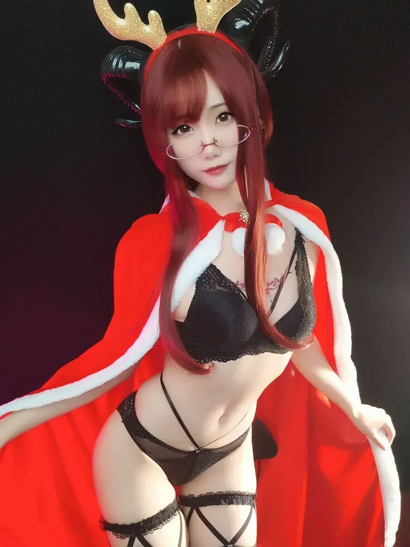 曉美媽暗黑系Cosplay作品整理 红色披风搭配鹿角头饰的暗黑角色Cosplay造型