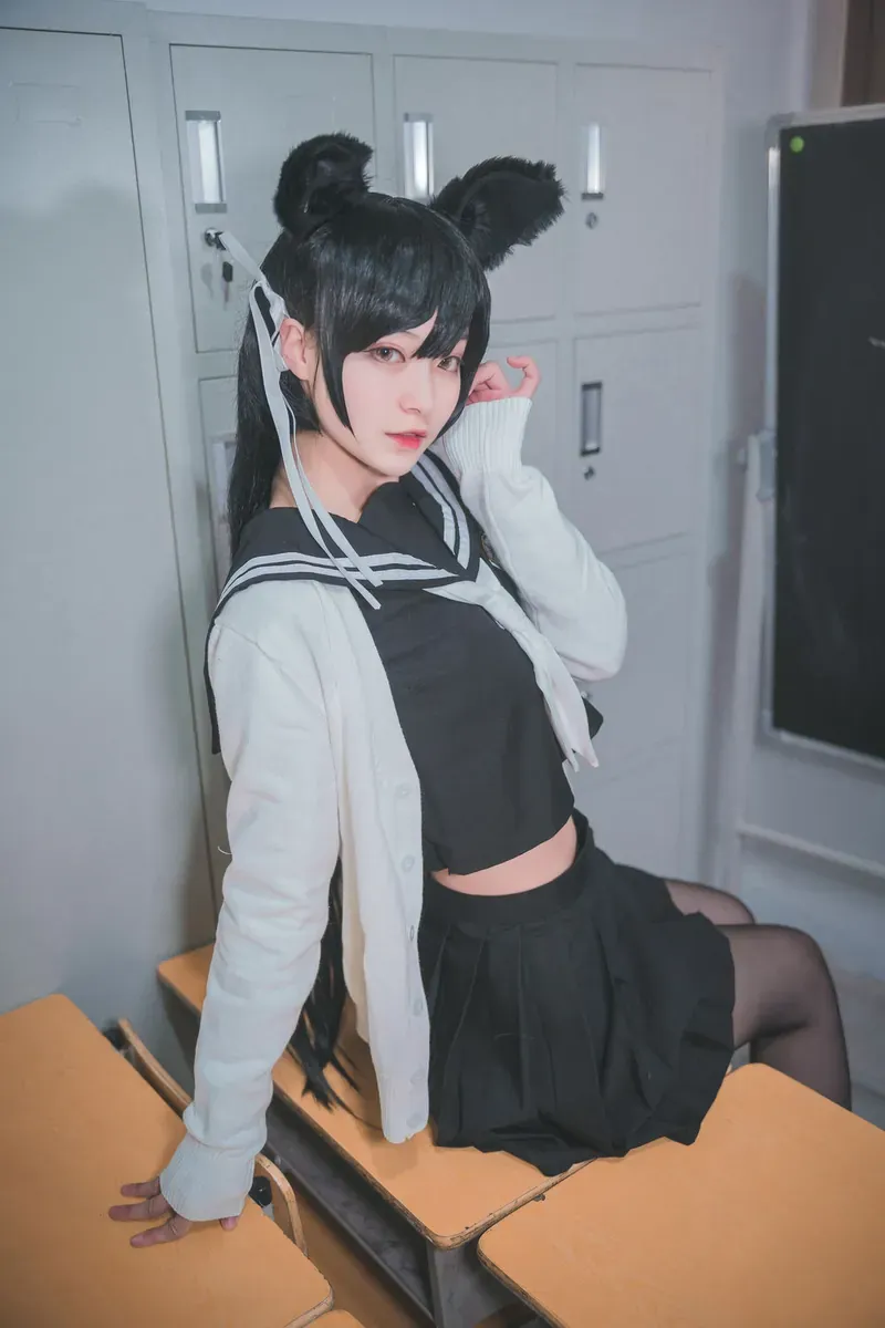 黑白修女制服特写