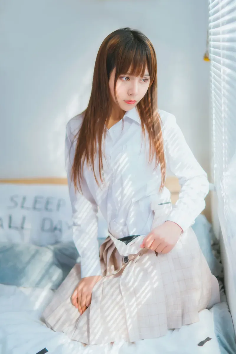 日系秋日校园制服室内坐姿