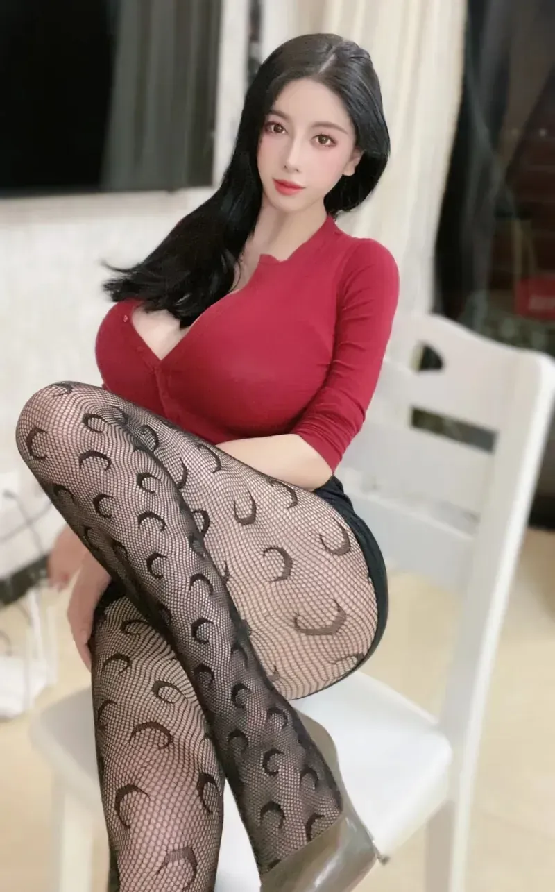 猪小七角色造型专题作品参考 红色服装搭配黑色长发的室内人像造型