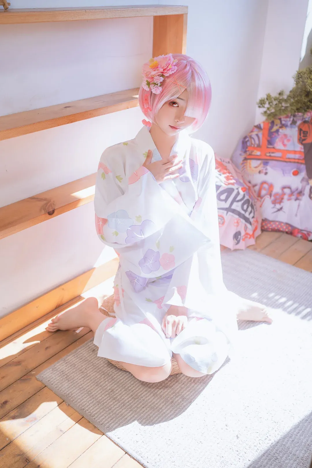 跪坐在草编坐垫上的粉色短发浅色和服人物