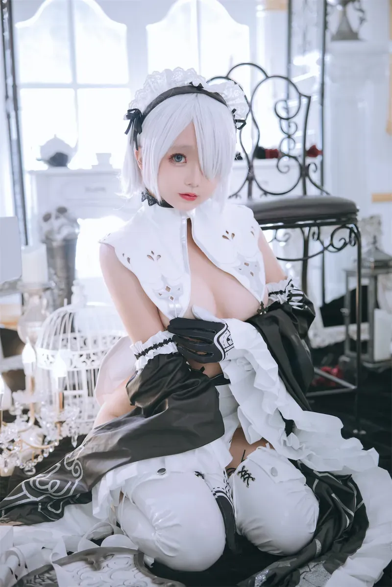 日奈娇cosplay角色风格作品参考 白发角色搭配黑白女仆服饰的室内造型照片