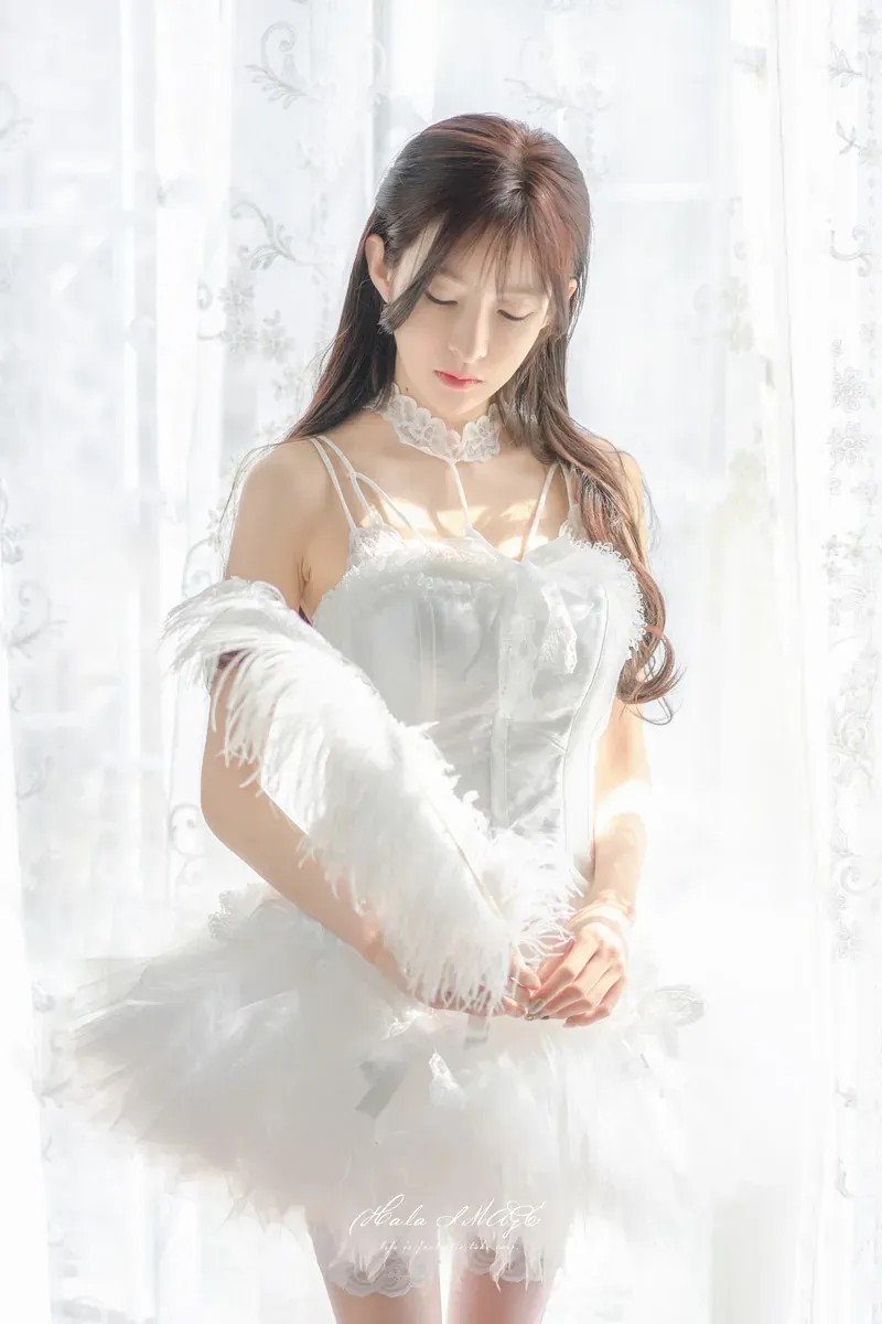 王羽杉Barbieshy cosplay风格作品整理 白色裙装与长发造型的角色写真