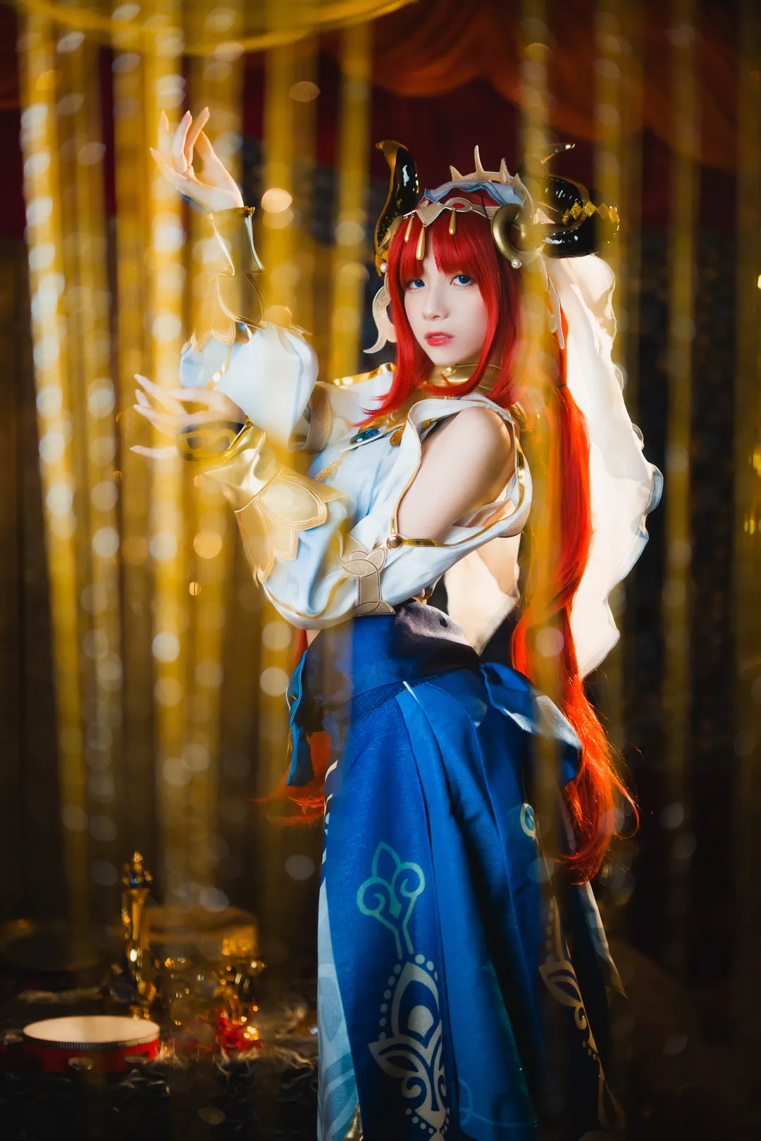 清青琴玖cosplay角色风格作品参考 红色长发角色扮演造型搭配白色上衣和蓝色裙装的写真照片