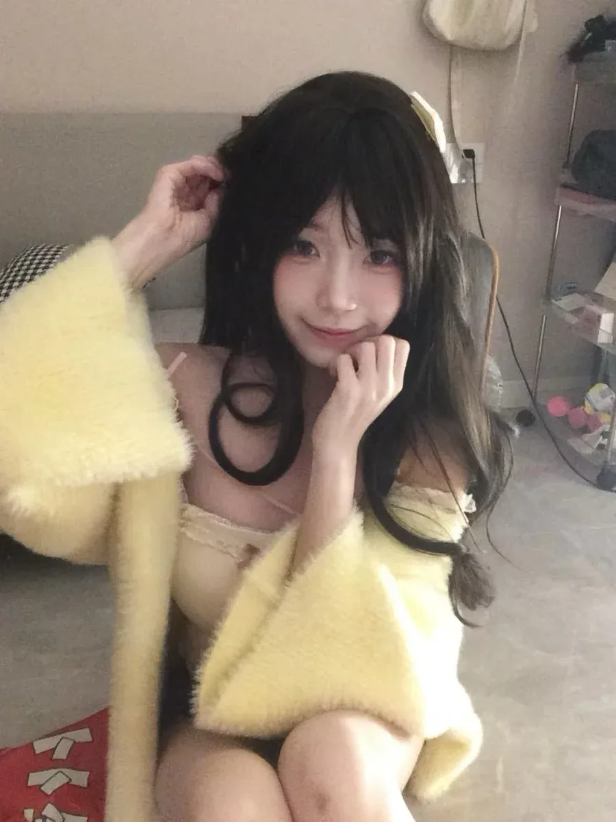 纯欲伊身穿浅黄色毛绒开衫披肩正视镜头