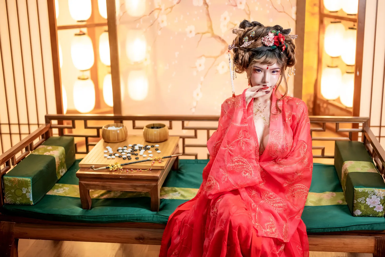 室内近景素雅妆容半身肖像