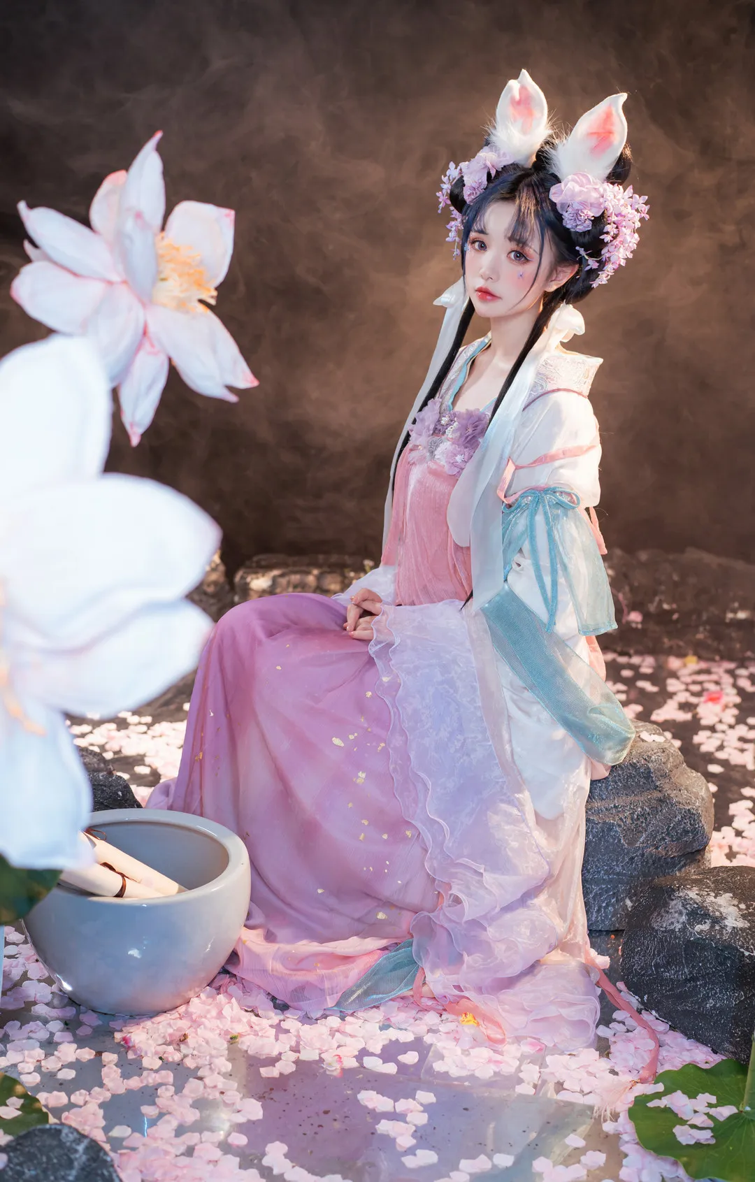 爆机少女喵小吉角色扮演作品风格整理 浅色古风服饰与花饰搭配的角色造型照片