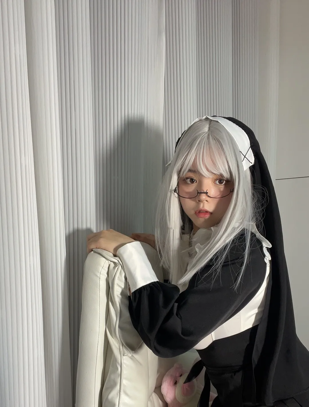 葱油饼er戴银色假发与黑白头巾身穿修道服双手搭在白色皮椅靠背上