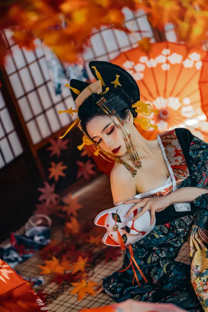 枫叶与纸伞场景下身着印花和服并手持狐狸面具的姿势