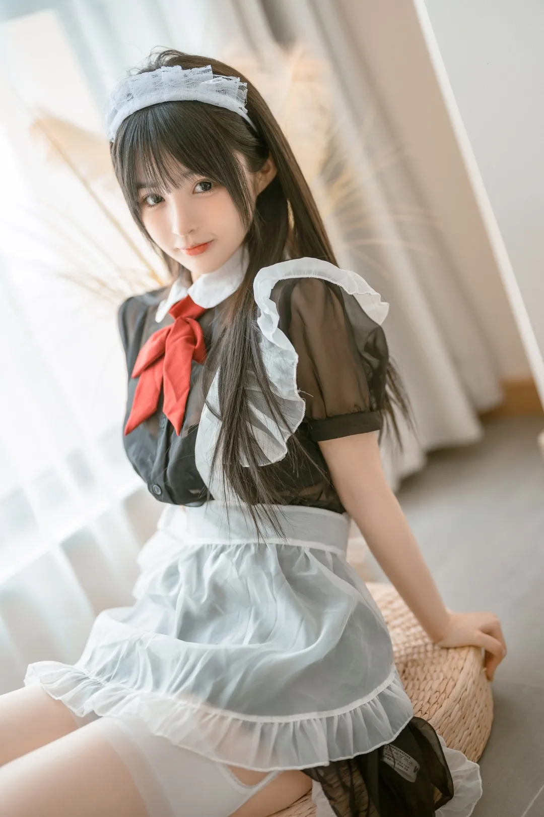 桜井宁宁cosplay角色风格作品参考 黑白配色女仆服装与白色头饰造型照片