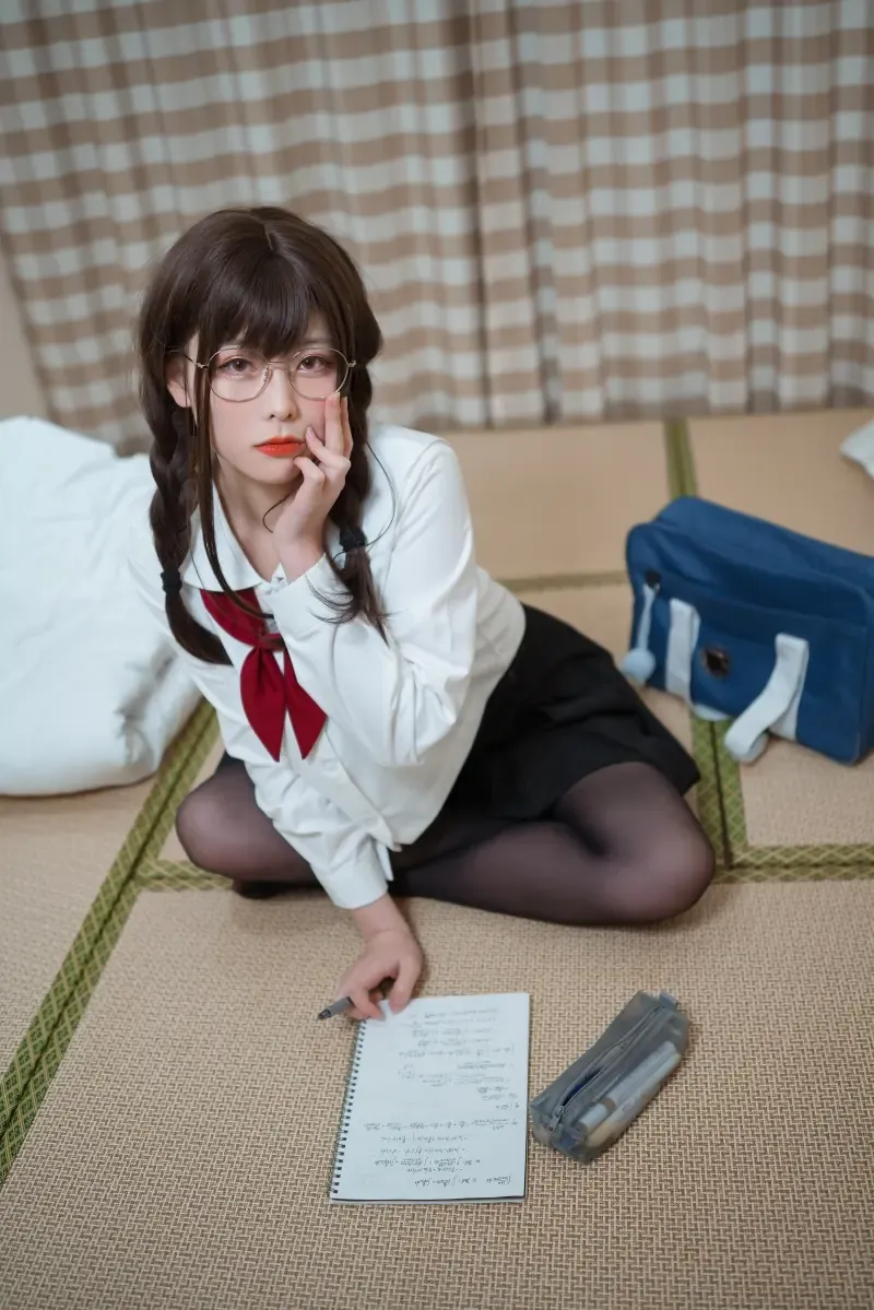 樱岛嗷cosplay角色写真风格整理 校园风服装角色坐姿拍摄