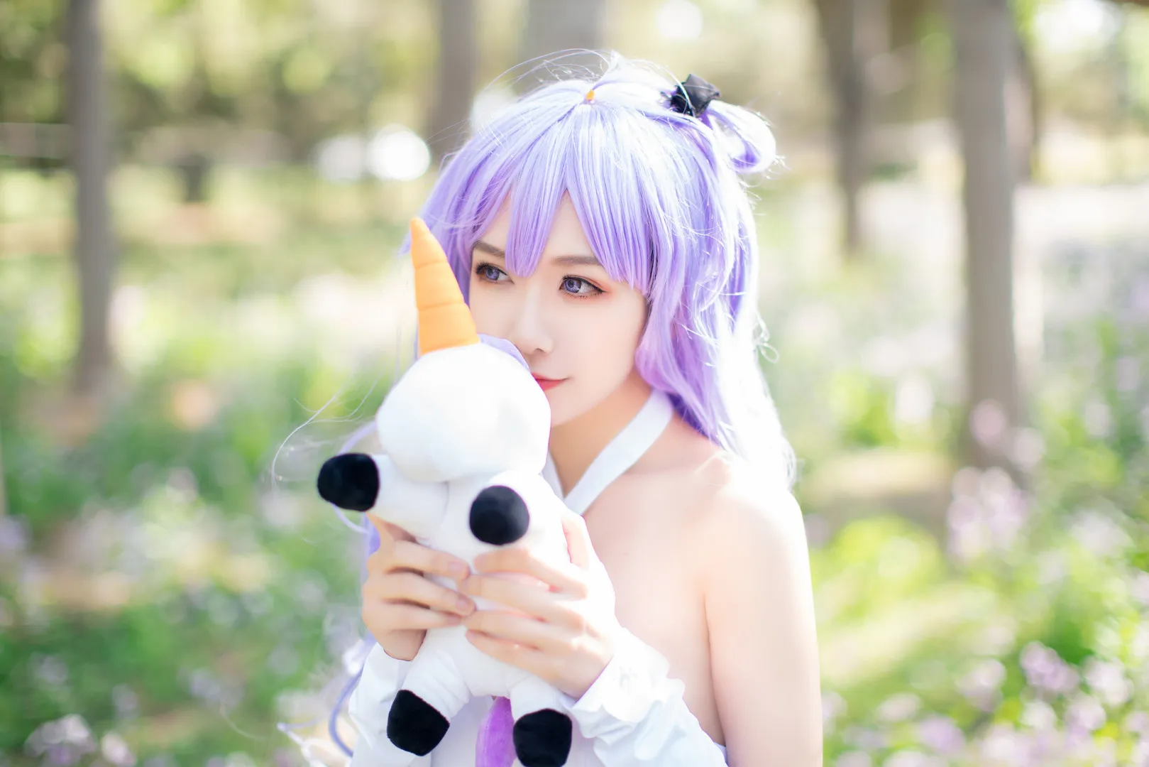 源纱希喵喵喵cosplay角色风格作品整理 源纱希喵喵喵角色扮演紫色长发浅色服装抱玩偶造型照片
