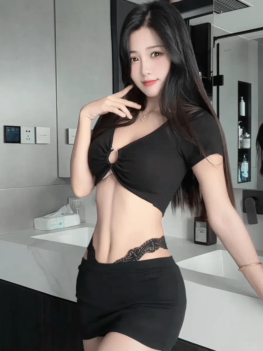 梅美超甜角色写真风格作品整理 黑色服装搭配长发的室内造型照片