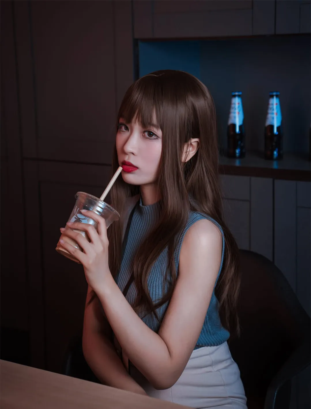轩萧学姐身着灰蓝色无袖针织衫手持饮品的室内半身特写
IMAGE_3_CANCELLATION: