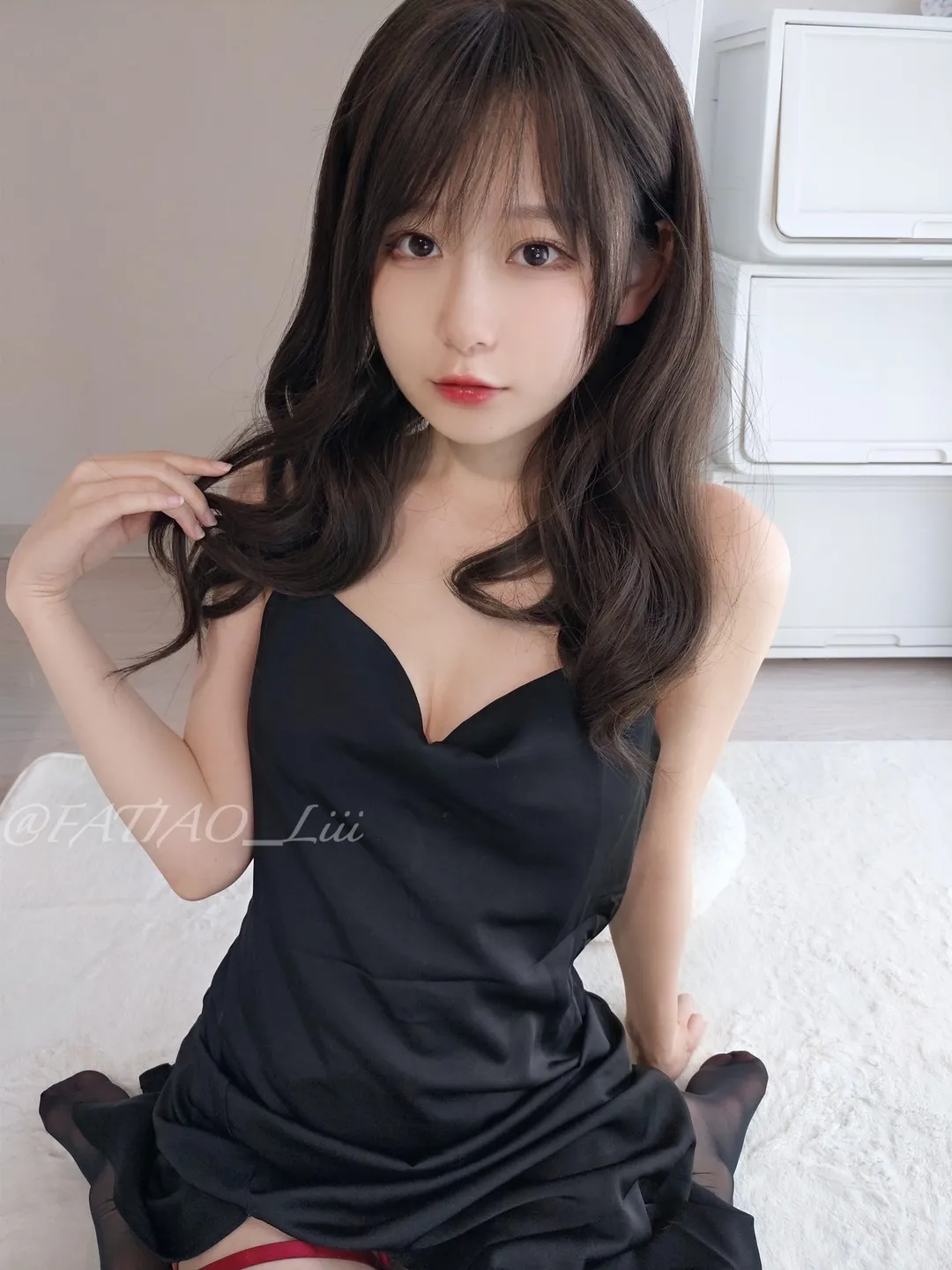 迷之呆梨身穿黑色吊带裙平坐于白色地毯的俯拍特写