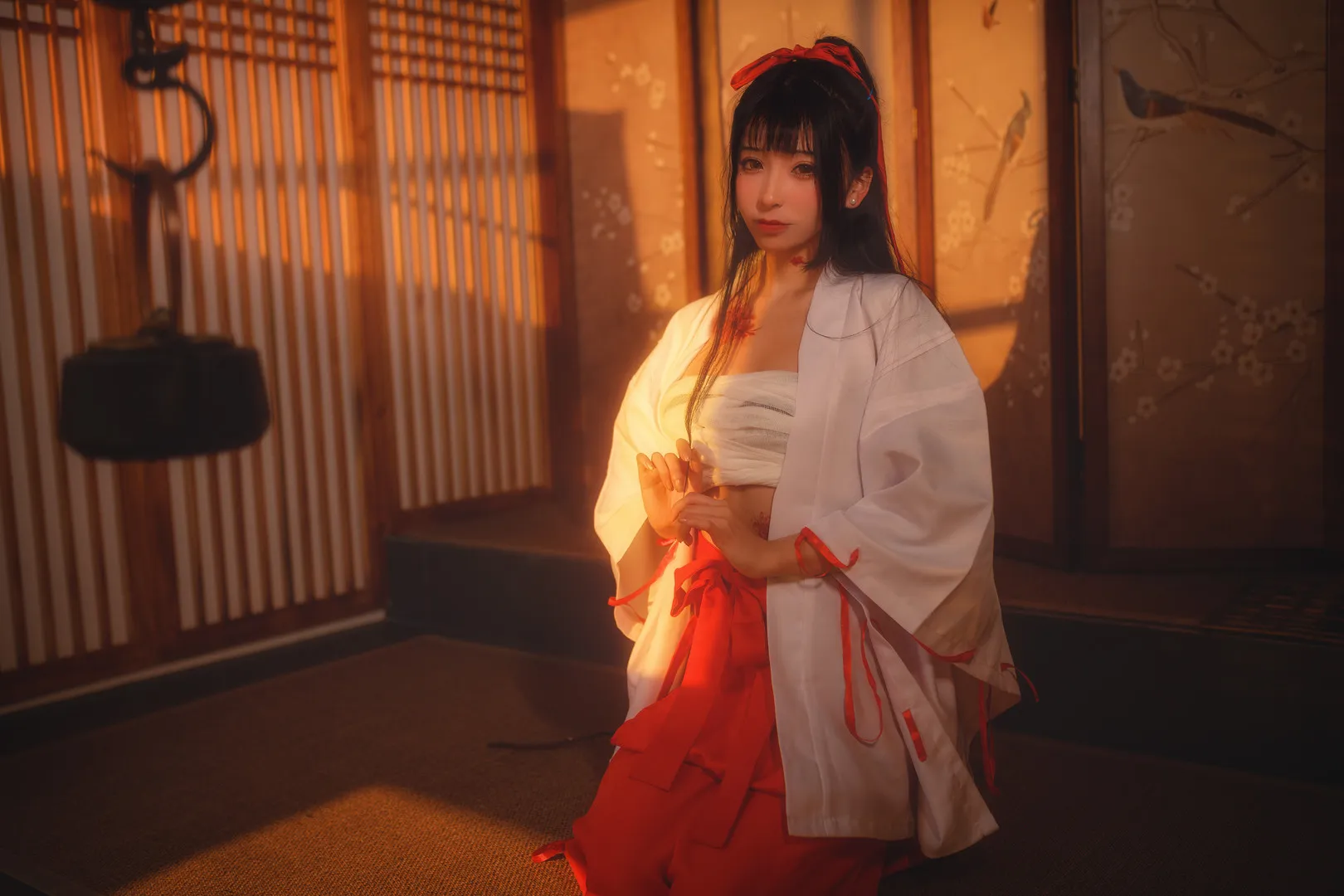 特软儿Sona cosplay角色风格作品整理 室内环境中的红白色传统风格角色造型