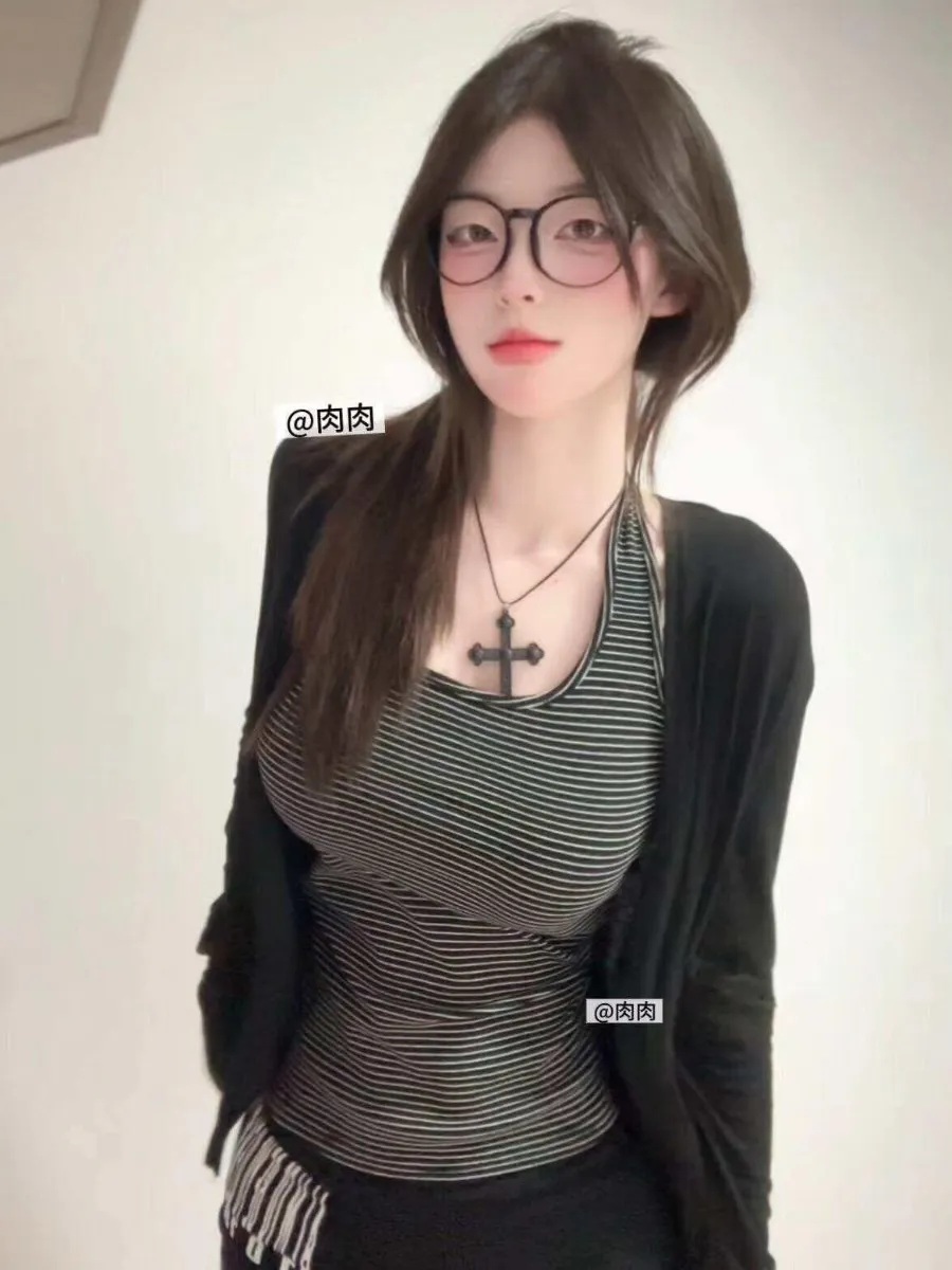 抖音肉肉角色写真风格作品整理 抖音肉肉黑色外套条纹上衣室内造型