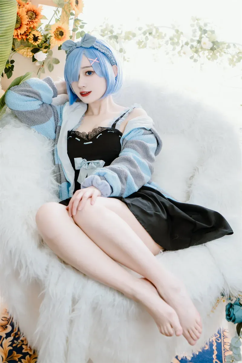 是三不是世w cosplay写真风格作品整理 蓝色短发角色造型搭配浅色服装坐在室内环境中的照片