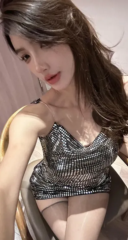 贝蒂蔓蔓身穿银色亮片吊带短裙坐在木椅上的俯视自拍景