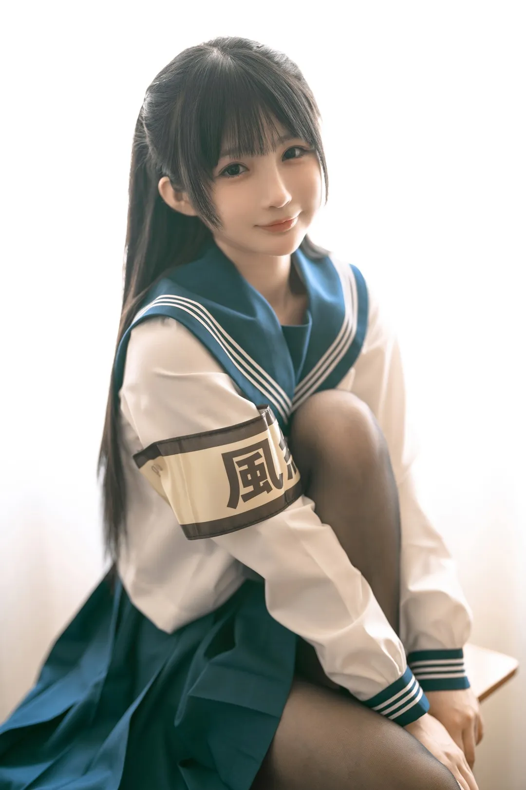 桜井宁宁cosplay角色风格作品参考 蓝白制服造型与近距离镜头构图照片
