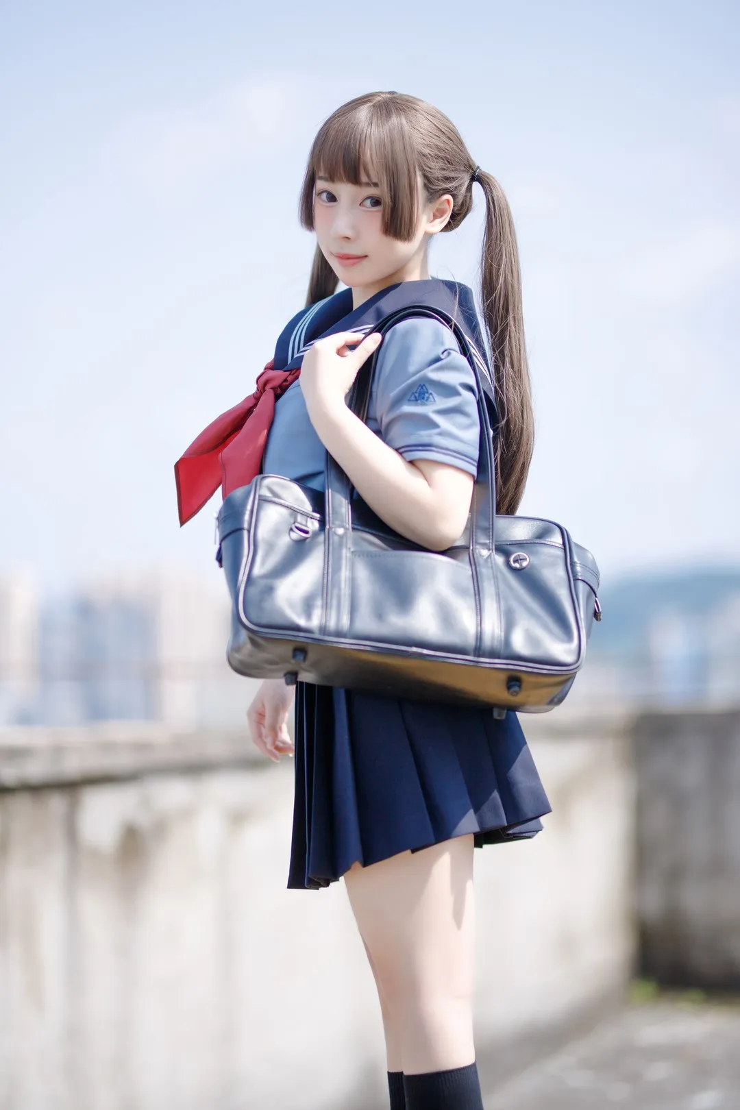 胡桃猫Kurumineko身穿夏装水手服背单肩包侧立于户外天台