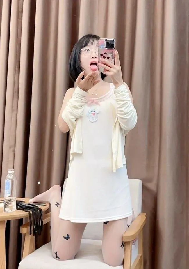 王胜利角色写真风格作品整理 人物在室内镜前拍摄的白色服装造型照片