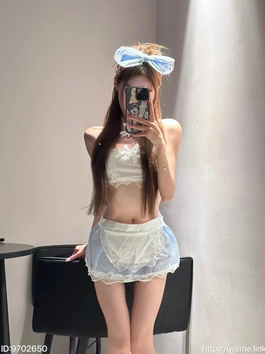 是腿腿耶角色扮演专题与作品风格整理 是腿腿耶制服风写真造型参考 白色服装搭配蓝色发饰的室内角色写真