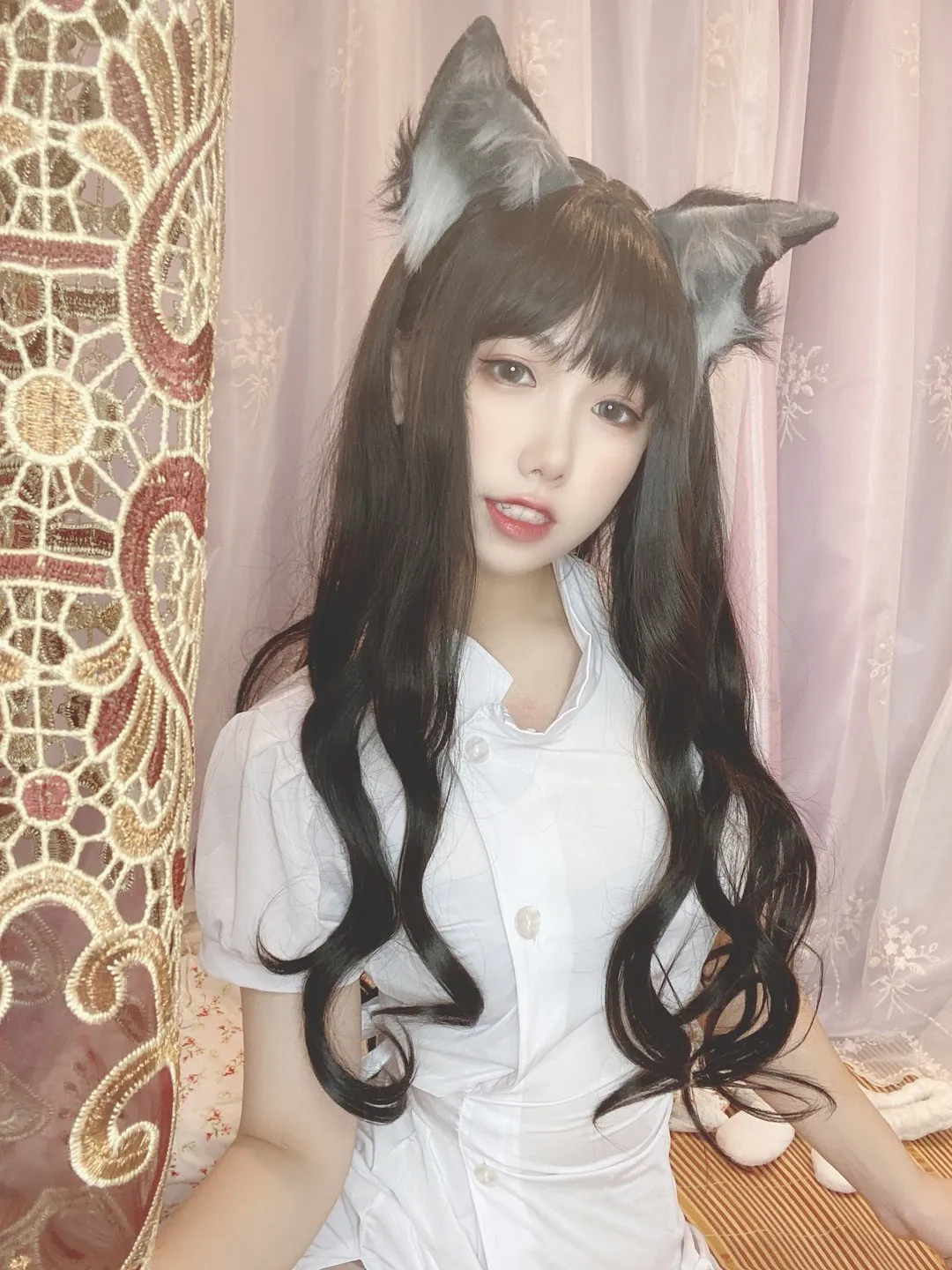 佩戴灰白毛绒兽耳穿白短袖衬衫正面半身像