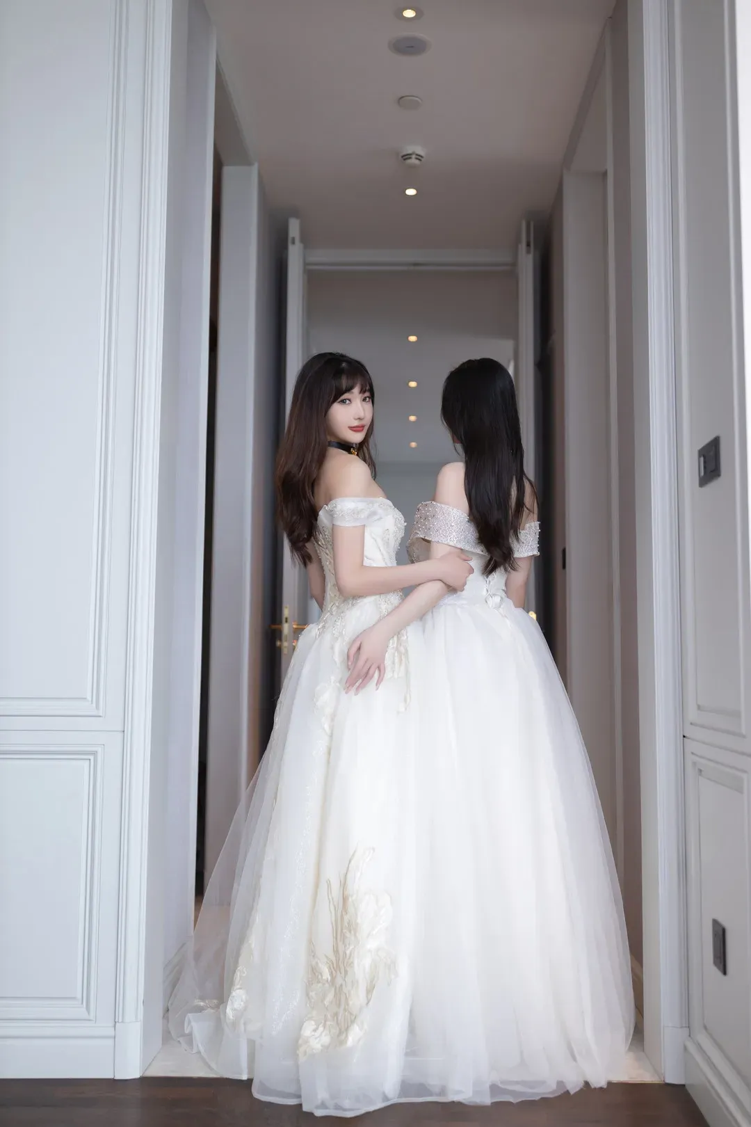 是小逗逗写真风格作品整理 白色礼服造型与室内长廊构图照片