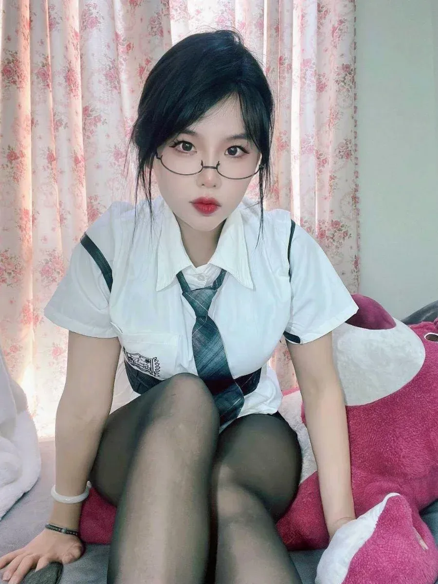 佩戴半框眼镜与短袖白衬衫黑袜的正向坐姿