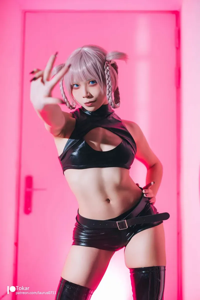 浵卡tokar cosplay角色风格作品参考 粉色背景中黑色服装角色扮演姿态照片