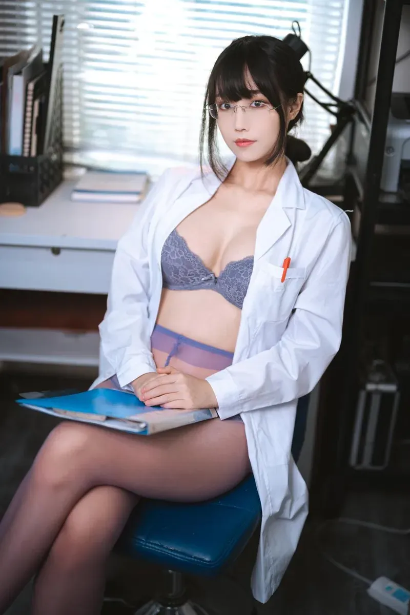 汪知子角色扮演制服与幻想造型风格专题 黑色头发佩戴眼镜的人物穿白色长外套,坐在蓝色座椅上,手放蓝色文件夹,背景有办公桌与百叶窗