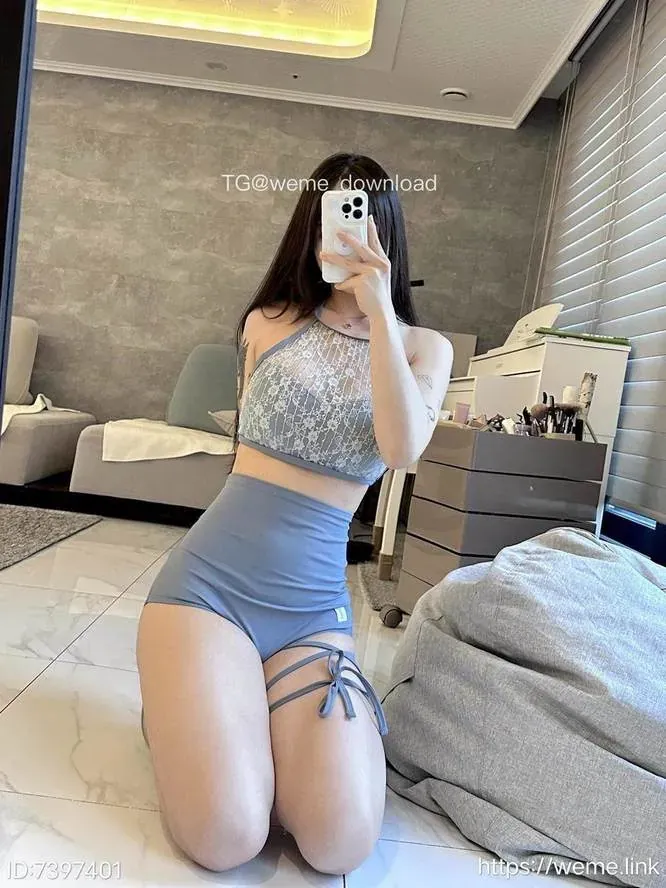 李梦琳角色写真风格作品整理 浅色服装搭配长发造型的室内写真