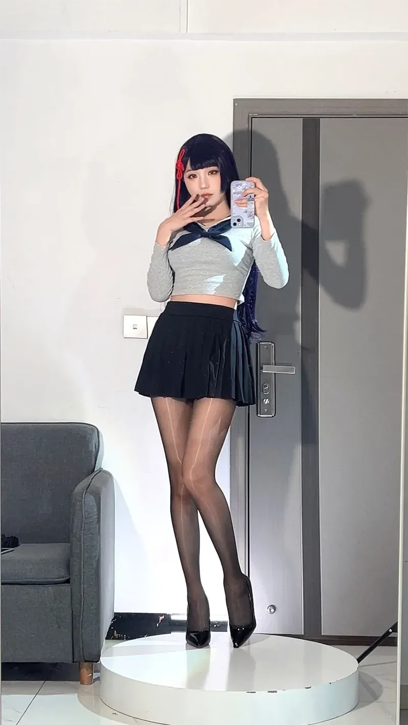 无影喵喵Ghost角色写真风格作品参考 室内镜面环境中的制服风格角色扮演照片