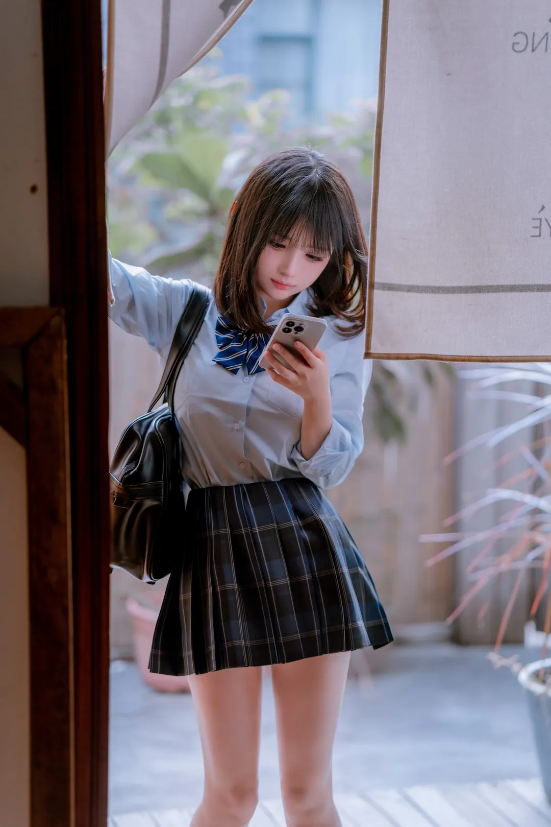 桜井宁宁cosplay角色风格作品参考 窗边场景中的校园制服风格照片