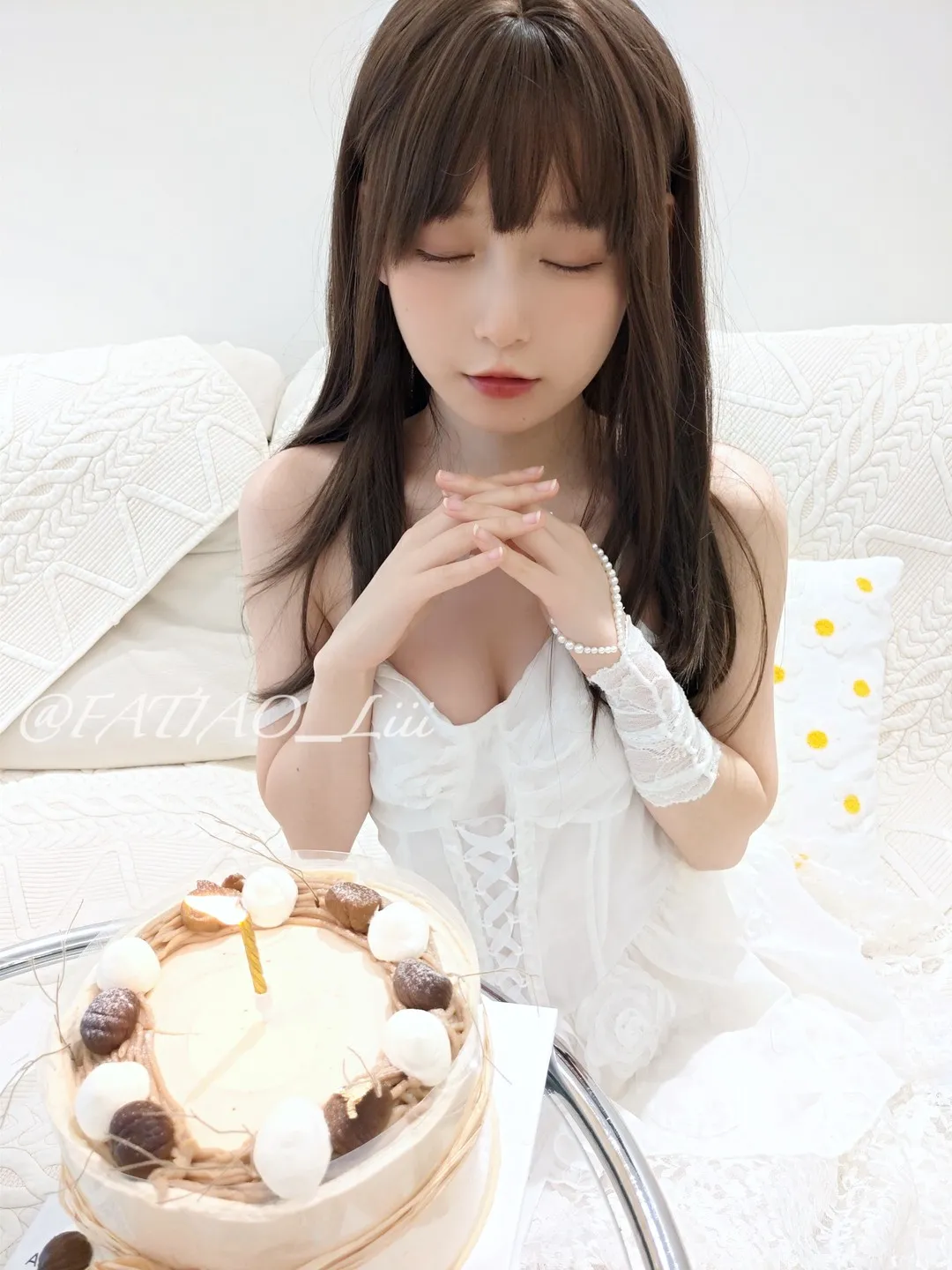 迷之呆梨双手合十闭目坐于生日蛋糕前的白色礼裙特写