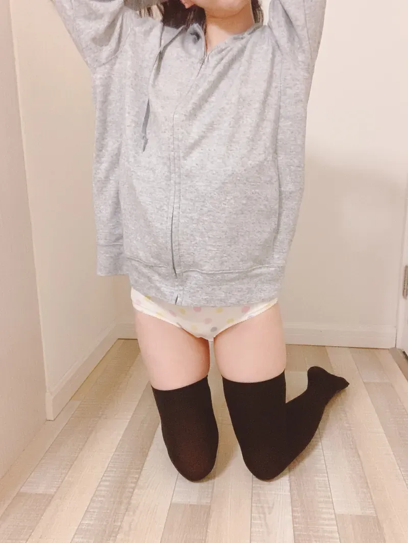 杪夏制服与童话风角色扮演题材参考 人物穿灰色拉链连帽上衣和黑色过膝袜跪坐在浅色地板上
