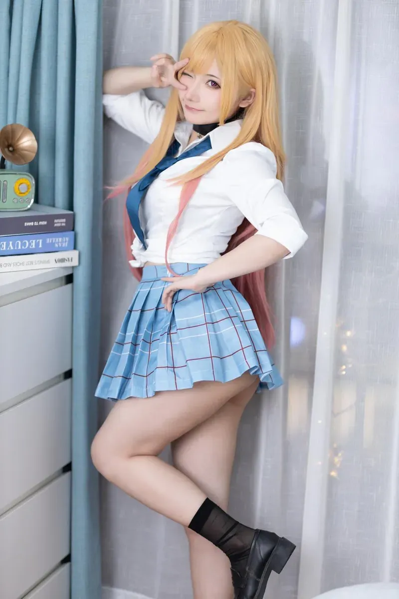 是三不是世w cosplay写真风格作品整理 金色长发角色穿蓝白制服裙装站立于室内空间中的照片