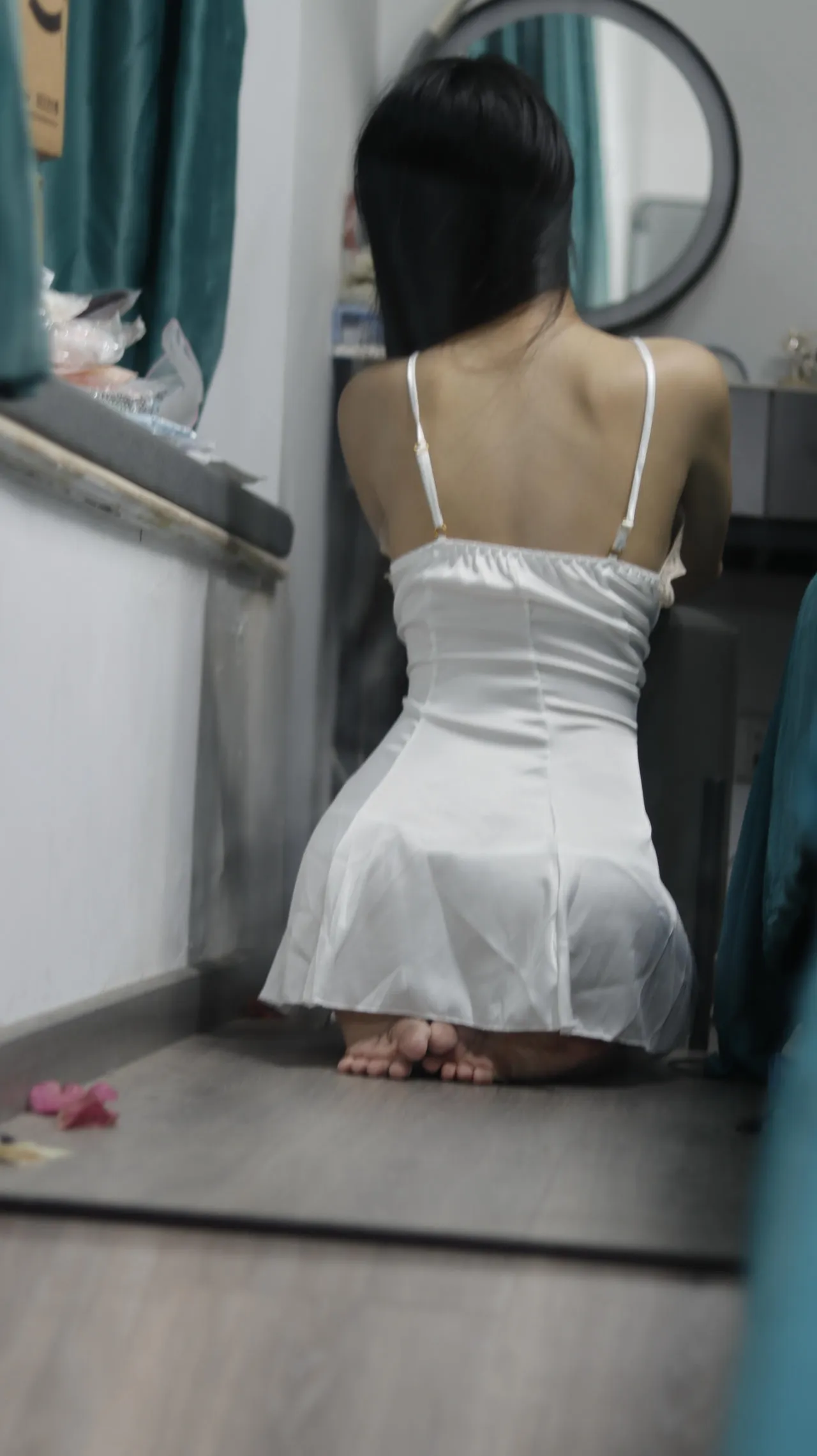 棍之勇者伊蕾娜 cosplay角色风格作品参考 白色吊带裙造型，人物背对镜头坐在室内空间中