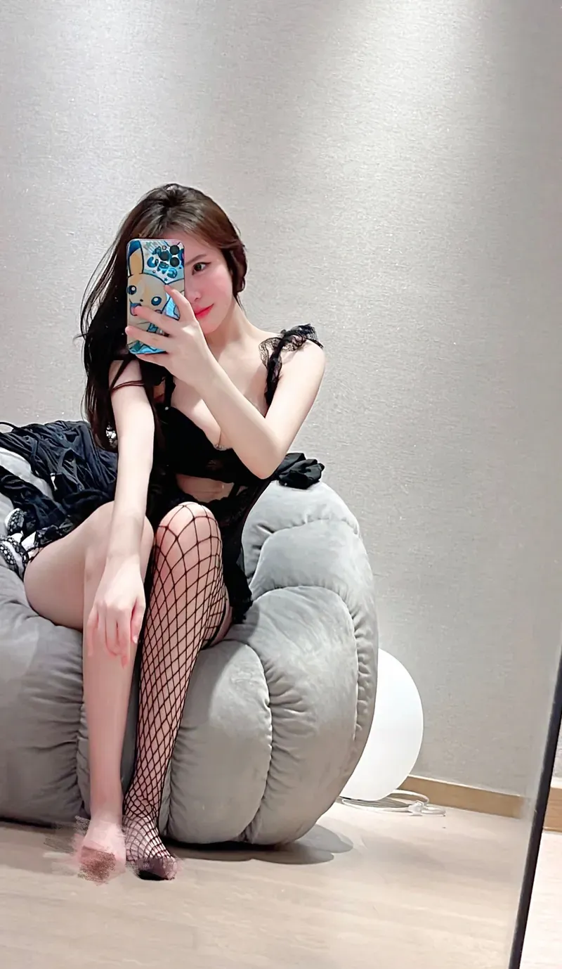 曉美媽暗黑系Cosplay作品整理 黑色服装搭配室内镜面环境的角色写真