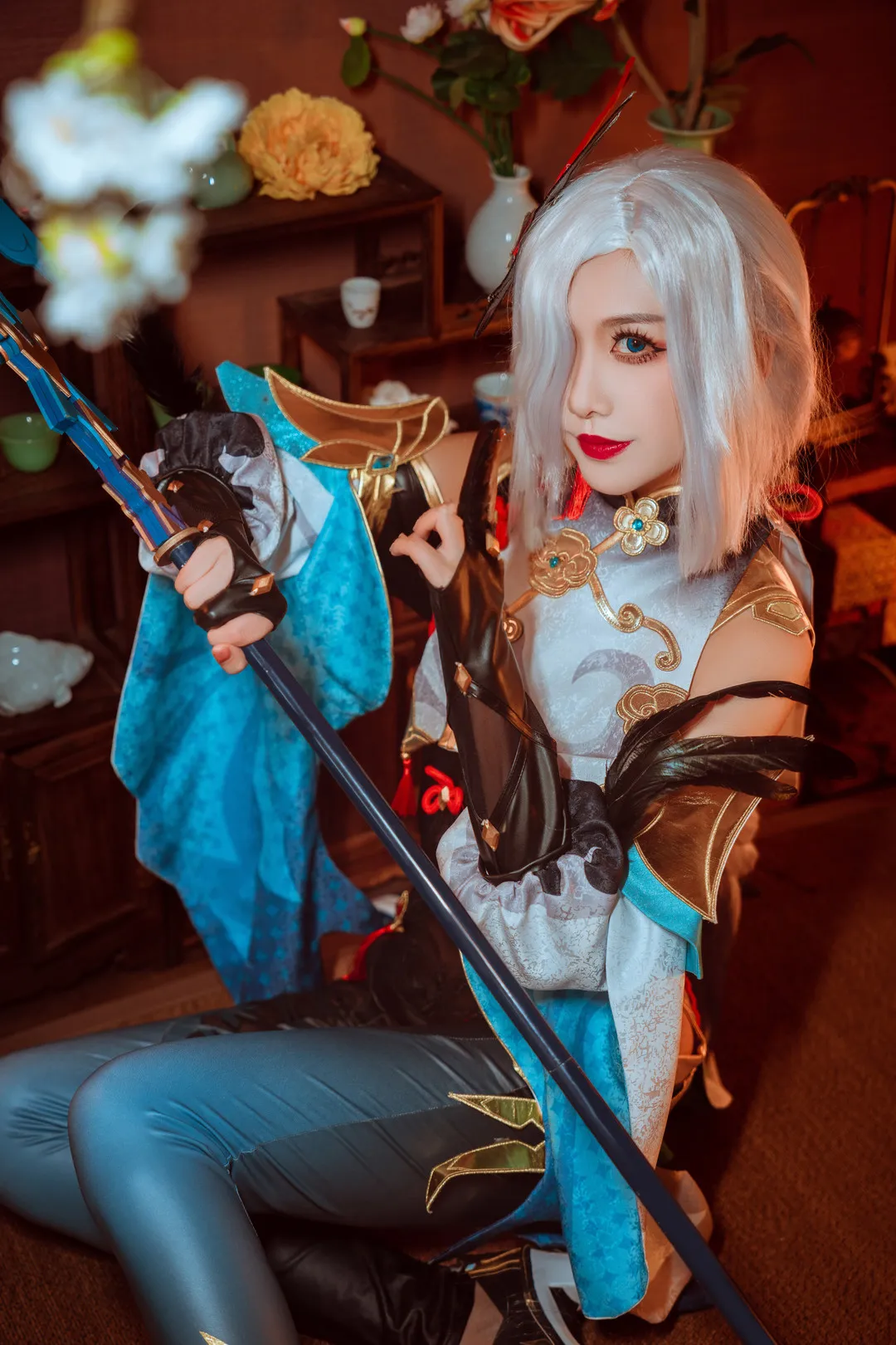 源纱希喵喵喵cosplay角色风格作品整理 白发角色扮演服装搭配武器道具坐姿照片