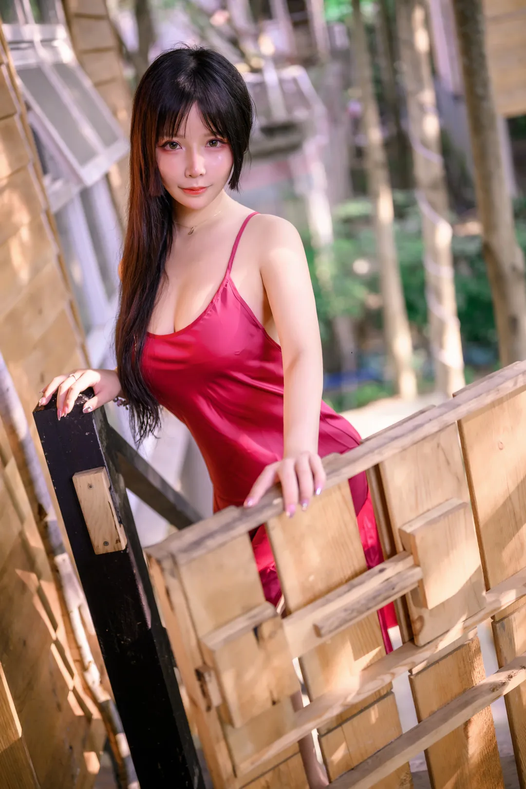 抱走莫子aa cosplay角色风格作品参考 粉色服装人物在户外空间中的写真画面