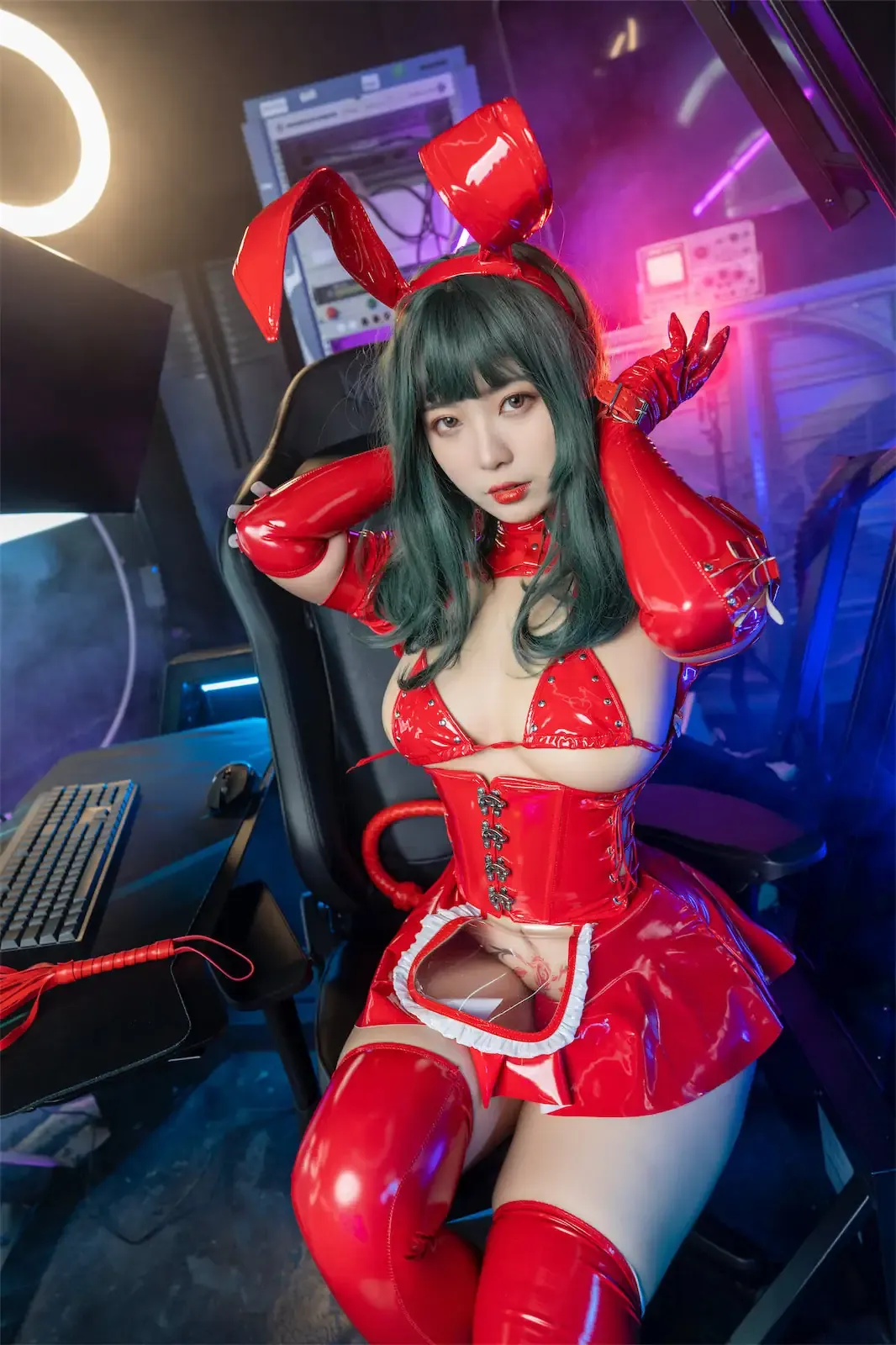 珟_珏Dita暗黑兔女郎角色风格作品参考 红色服装角色坐在设备环境中的cosplay照片