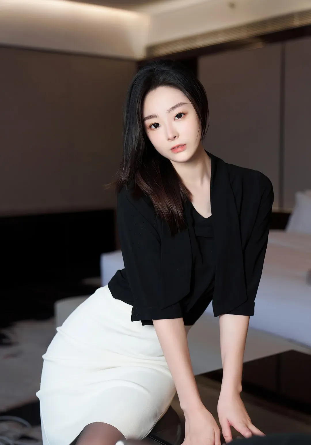 是小逗逗写真风格作品整理 黑色上衣搭配白色裙装的室内写真照片