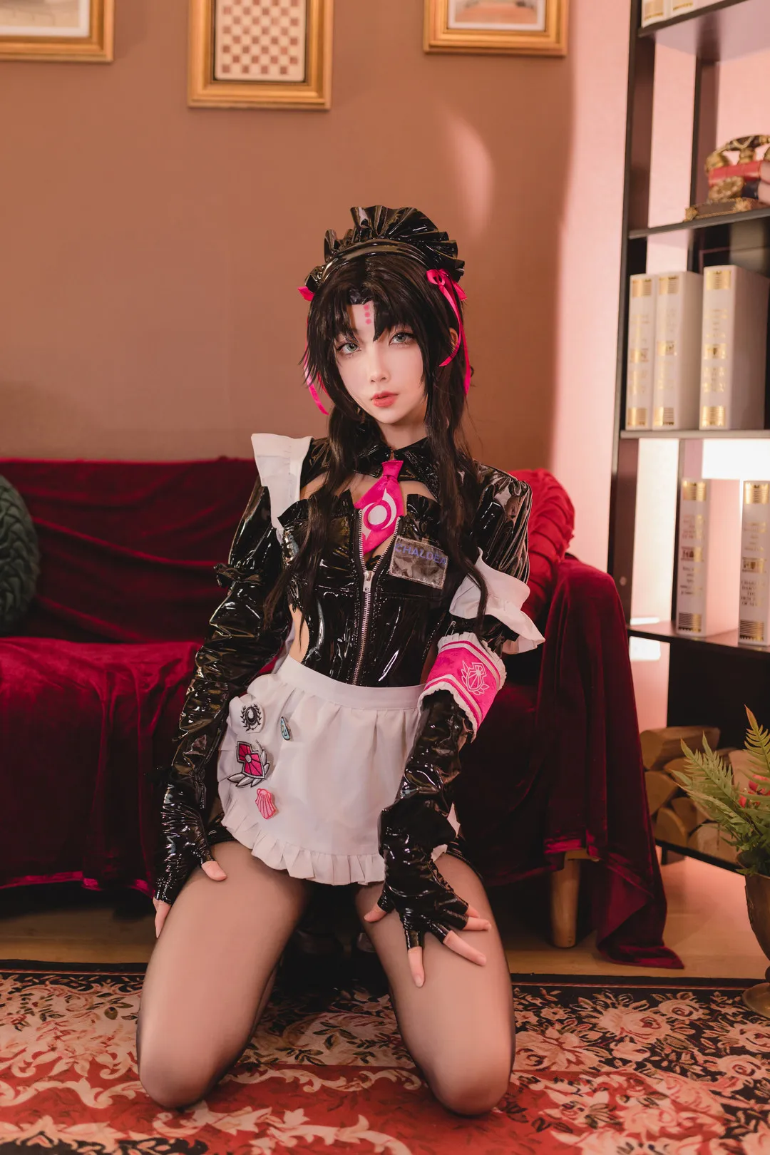杏仁曲奇女仆造型与游戏角色写真风格参考 黑色长发搭配黑白亮面女仆服装与粉色装饰的室内角色造型
