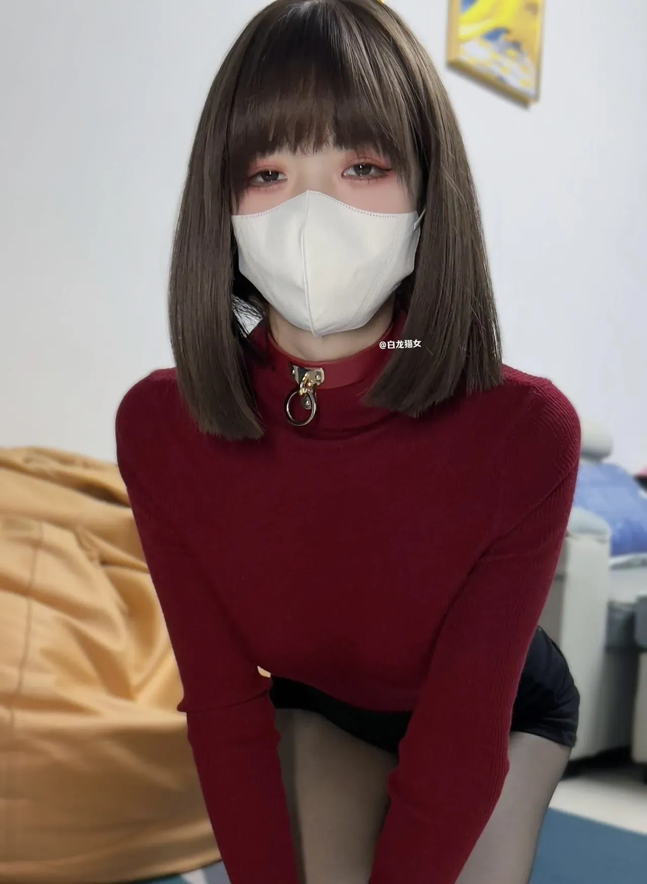 白龙猫女角色穿搭风格作品参考 红色上衣搭配口罩的近距离人物造型